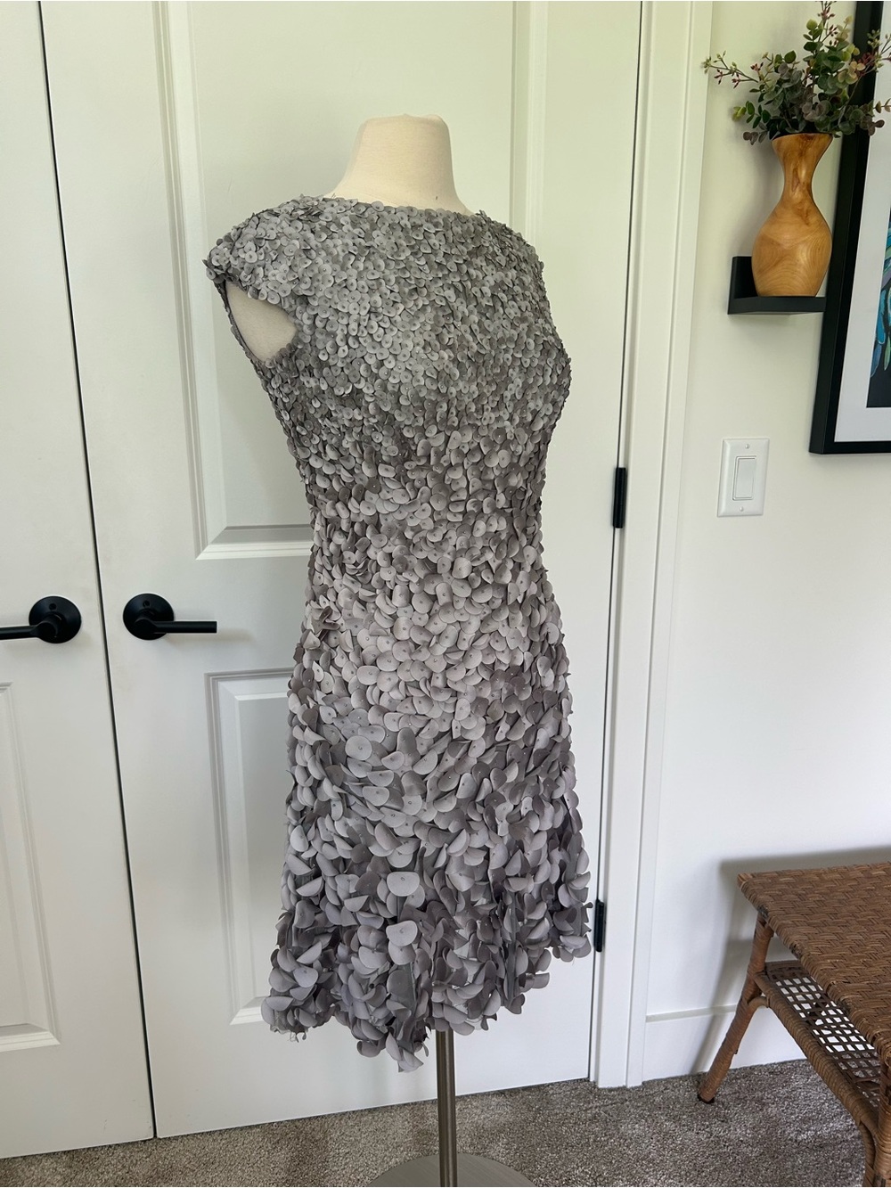 $695 THEIA size 8 Beaded Petal Cocktail Dress Silver Birch